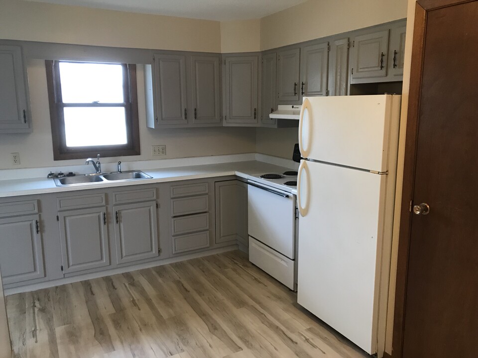 909 12th Ave, Unit #3 in Britton, SD - Building Photo