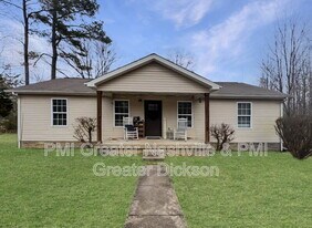 1011 E Pruett Rd in Dickson, TN - Building Photo