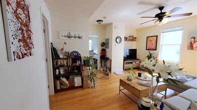 384 Columbia St, Unit #2 in Cambridge, MA - Building Photo - Building Photo
