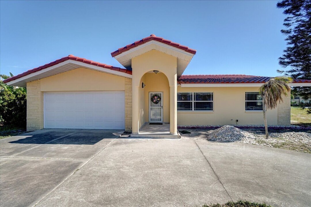 3001 Gulf Blvd in Belleair Beach, FL - Building Photo