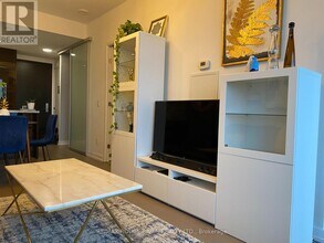 488 University Ave in Toronto, ON - Building Photo - Building Photo