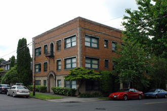 2006 NE Davis St in Portland, OR - Building Photo - Building Photo