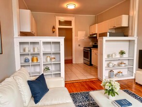56 Egmont St, Unit 1 in Brookline, MA - Foto de edificio - Building Photo