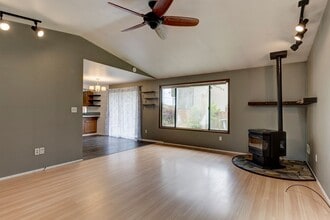 2118 Lavender Ln in Oak Harbor, WA - Foto de edificio - Building Photo