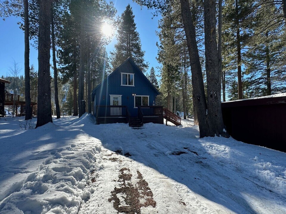 11879 Deerfield Dr in Truckee, CA - Building Photo