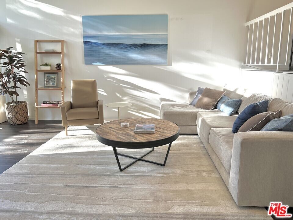 17156 Palisades Cir in Los Angeles, CA - Building Photo