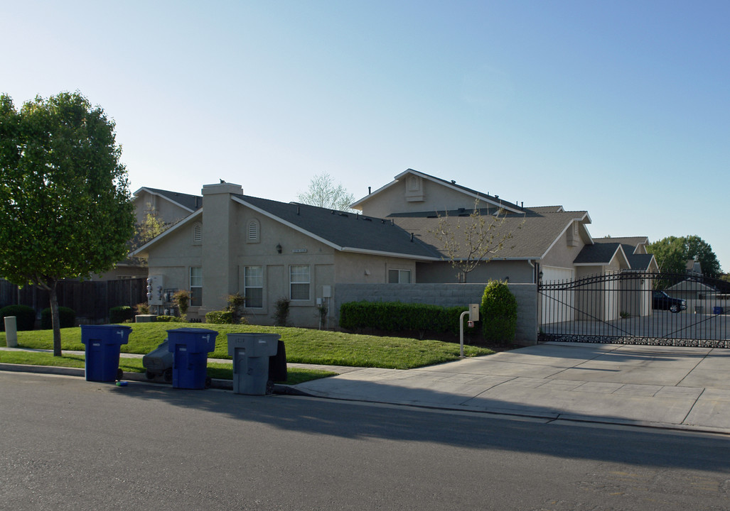 1219 W Spruce Ave in Fresno, CA - Foto de edificio