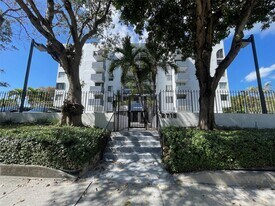 2715 Tigertail Ave, Unit 606 in Miami, FL - Building Photo