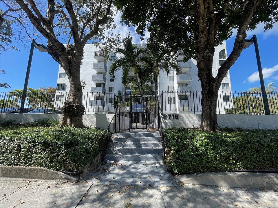 2715 Tigertail Ave, Unit 606 in Miami, FL - Building Photo