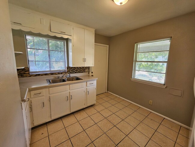 914 Harlandale Ave in Dallas, TX - Building Photo - Building Photo