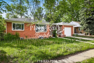 2112 Templeton Gap Rd in Colorado Springs, CO - Building Photo - Building Photo