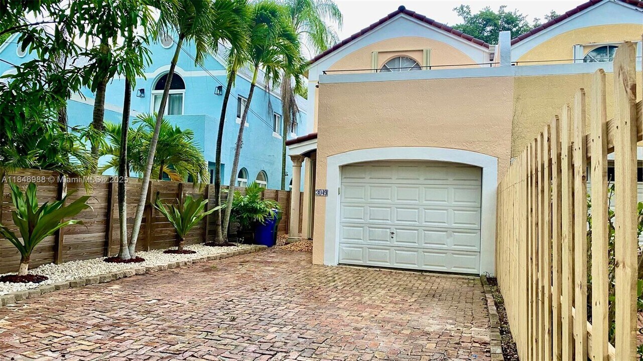 3049 Mary St in Coconut Grove, FL - Building Photo