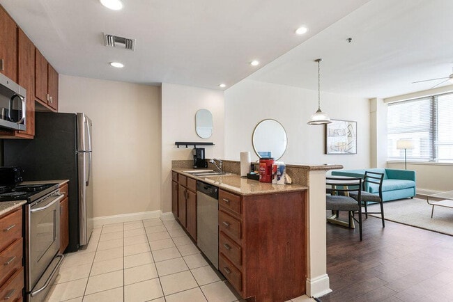 925 Common St in New Orleans, LA - Foto de edificio - Building Photo