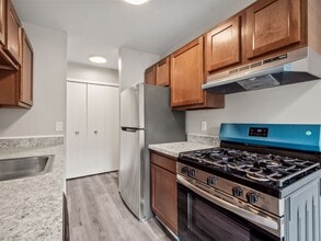 Glenwood Apartments in Clinton Township, MI - Foto de edificio - Building Photo