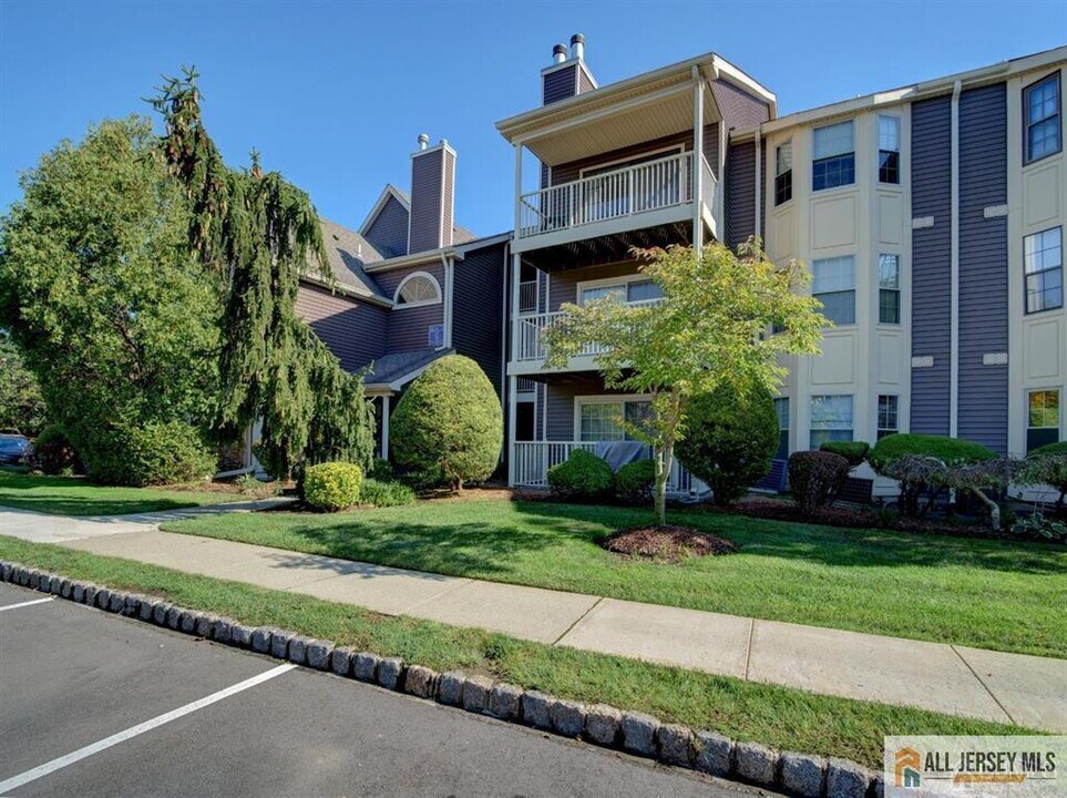 231 Blew Ct in East Brunswick, NJ - Building Photo