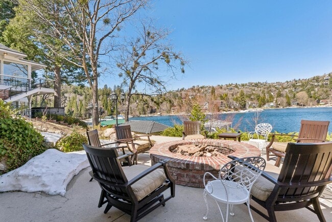 property at 716 Oak Point