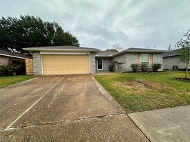 1111 E Brompton Dr in Pearland, TX - Building Photo
