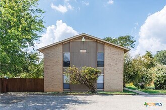 229 Craddock Ave in San Marcos, TX - Foto de edificio - Building Photo