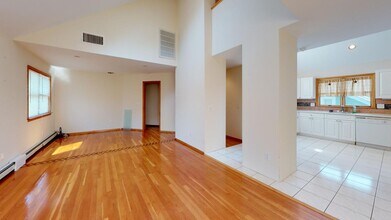 60 Central Pky, Unit 2nd 3rd Floor in Huntington, NY - Building Photo - Building Photo