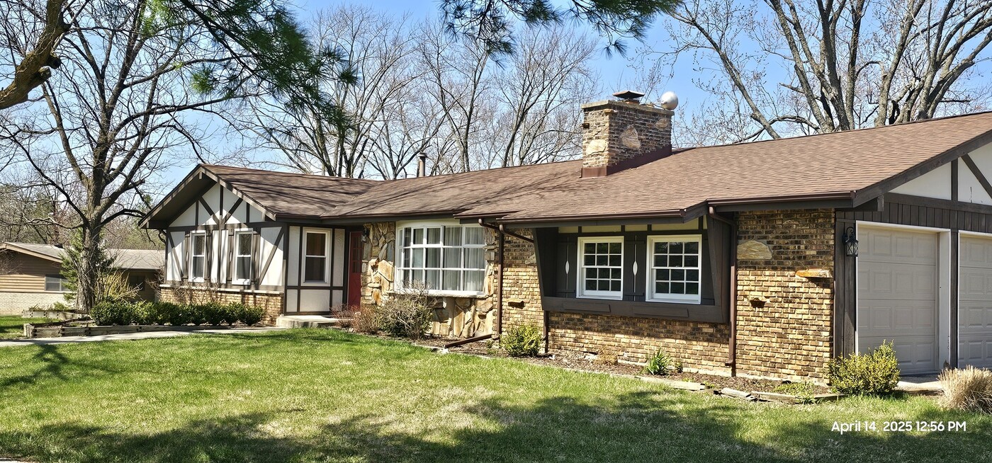 222 Frances Ln in Barrington, IL - Building Photo