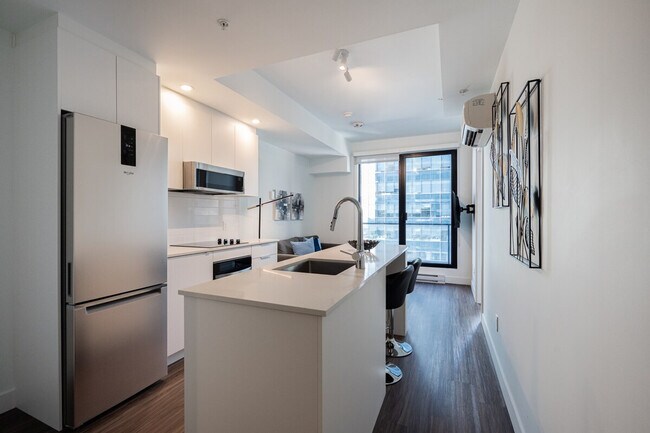665 Rue Versailles in Montréal, QC - Building Photo - Building Photo