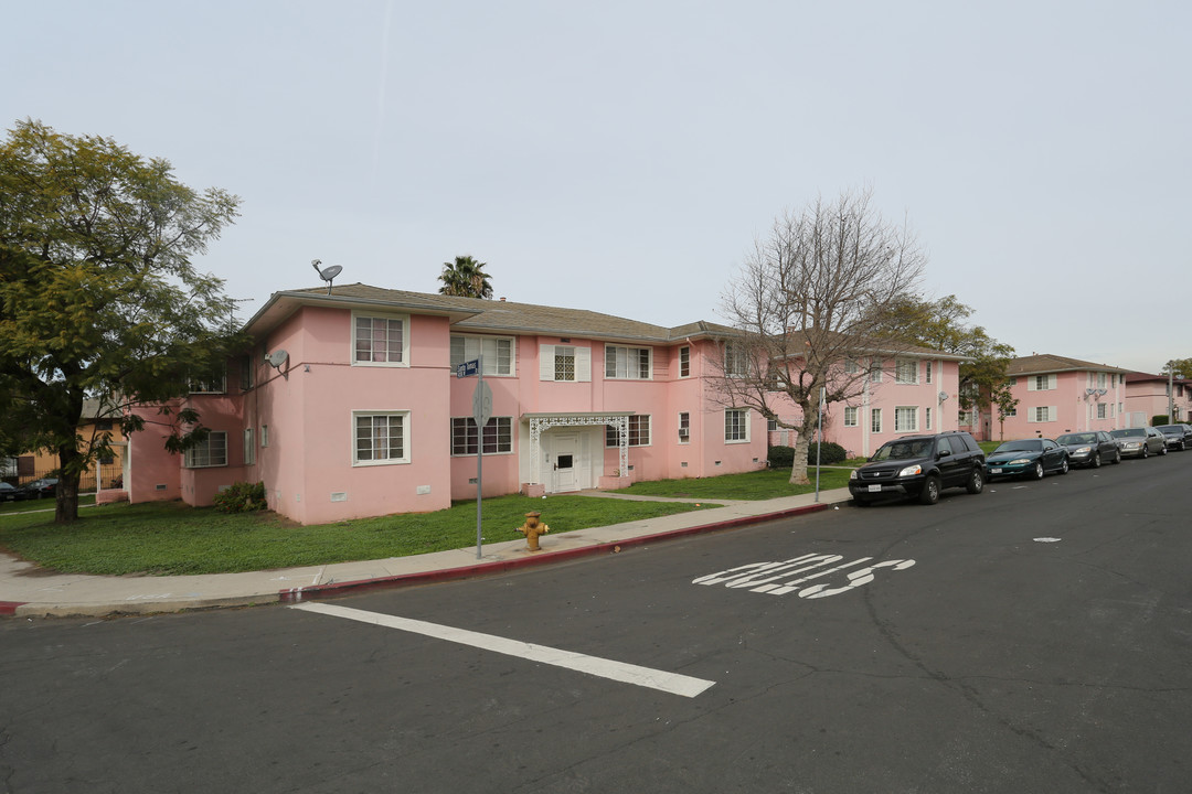 4221 Santo Tomas Drive Apartments in Los Angeles, CA - Foto de edificio