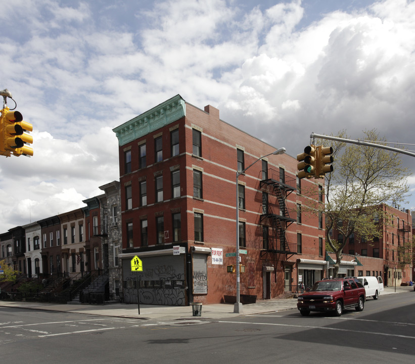 688 Halsey St in Brooklyn, NY - Foto de edificio