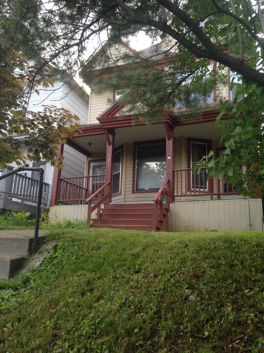 927 E 5th St, Unit A in Duluth, MN - Building Photo
