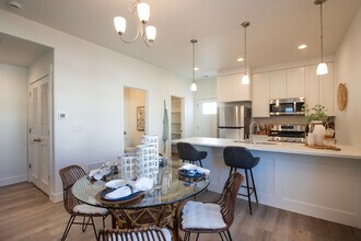 Verde Commons Apartments in Colorado Springs, CO - Foto de edificio - Building Photo