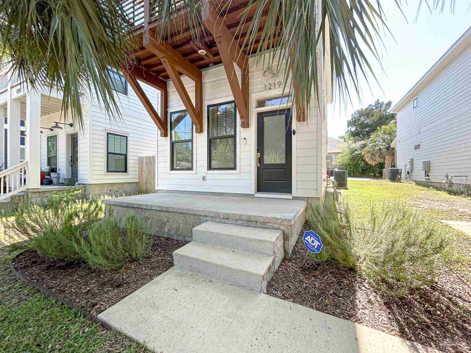 1219 N Guillemard St in Pensacola, FL - Building Photo