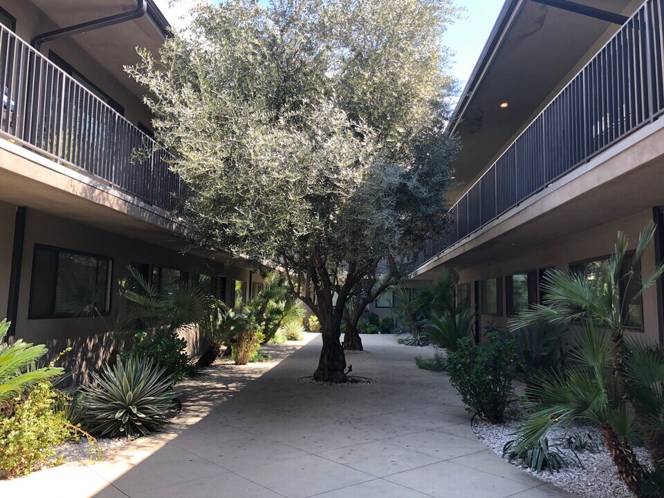 1824 N Gramercy Pl in Los Angeles, CA - Building Photo
