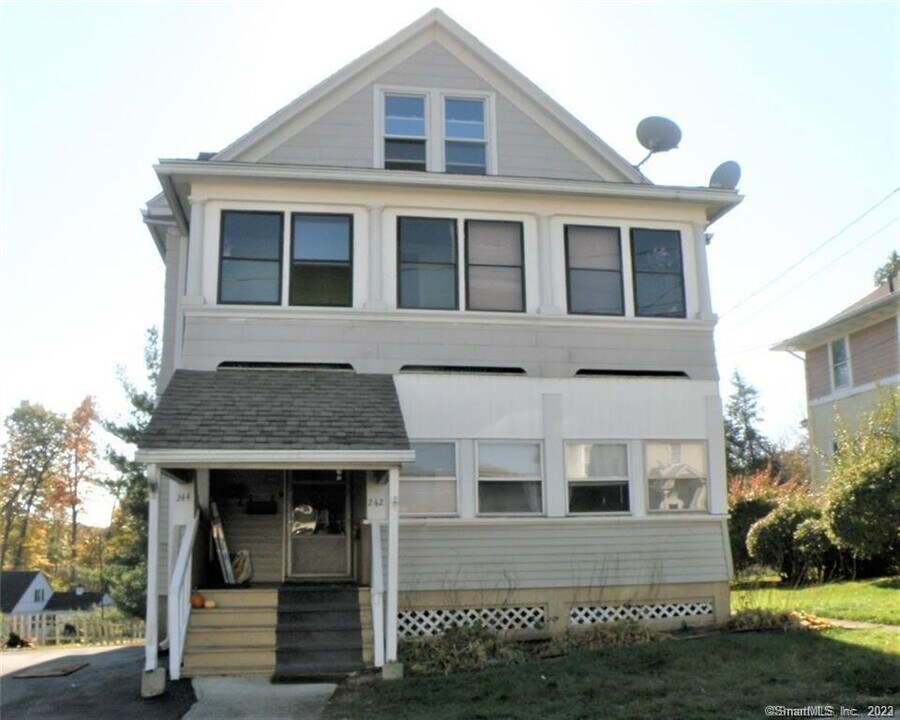 242 High St in Bristol, CT - Building Photo