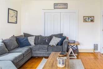 14 Stickney Ave, Unit 3 in Somerville, MA - Foto de edificio - Building Photo