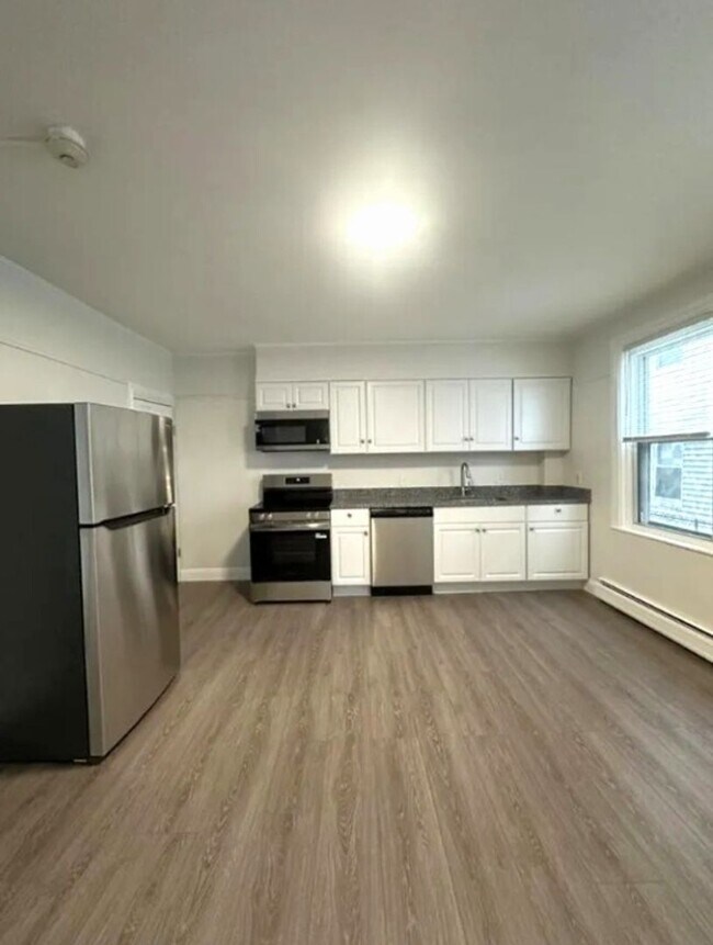 22 Johnson St, Unit #2F in Pawtucket, RI - Foto de edificio - Building Photo