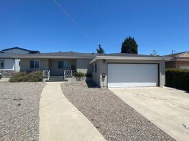 5616 Dorothy Way in San Diego, CA - Building Photo