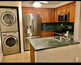 10030 NW 9th St Cir in Miami, FL - Building Photo - Building Photo