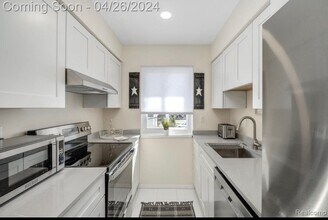1723 E 14 Mile Rd, Unit D in Birmingham, MI - Foto de edificio - Building Photo