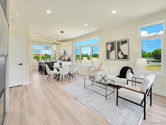 741 Smart Town Dr in Dearborn, MI - Foto de edificio - Building Photo