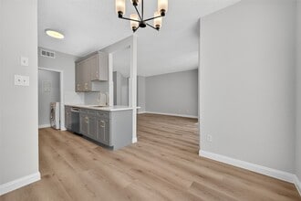 8205 Sands Point Dr in Houston, TX - Building Photo - Building Photo
