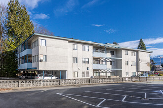 9545 College St in Chilliwack, BC - Building Photo - Building Photo