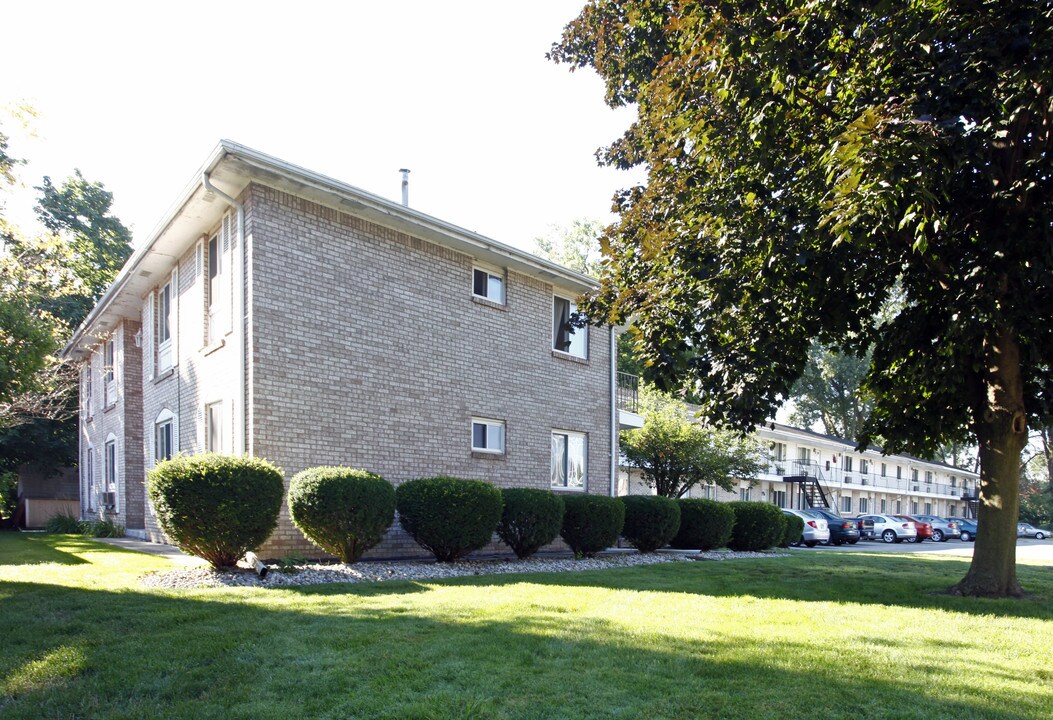 Canterbury Court Apartments in Monroe, MI - Building Photo