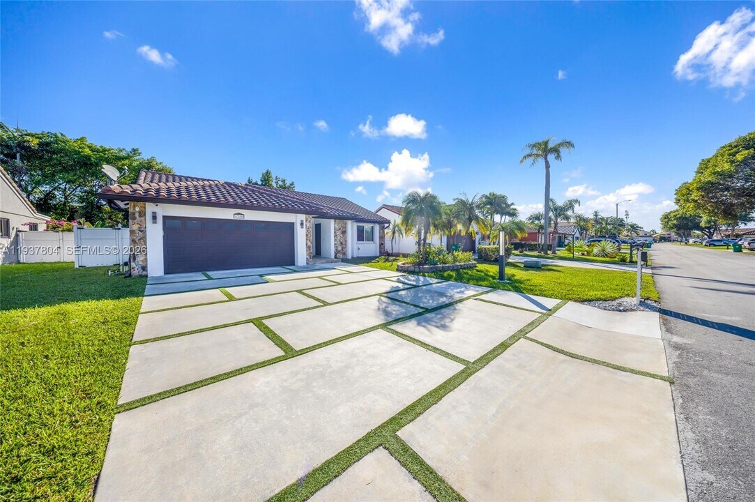 6240 Gauntlet Hall Ln in Davie, FL - Building Photo