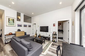 2317 N Clark St, Unit 210 in Chicago, IL - Building Photo - Building Photo
