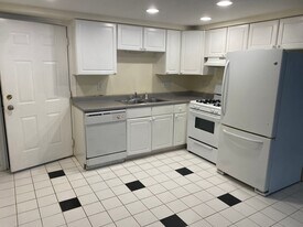 136 Hill St in Portsmouth, NH - Building Photo