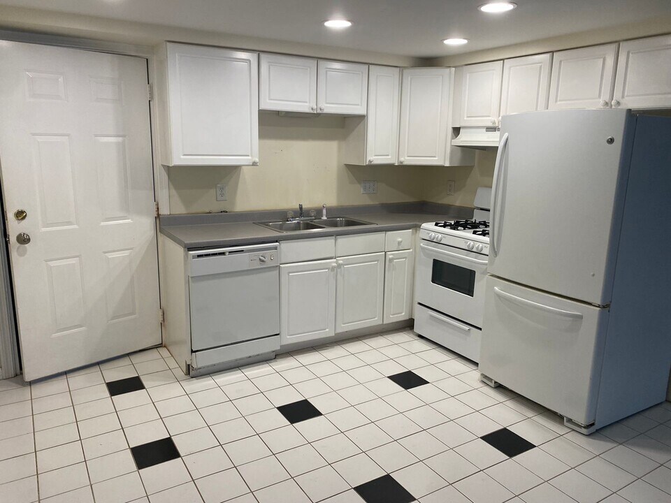 136 Hill St in Portsmouth, NH - Building Photo