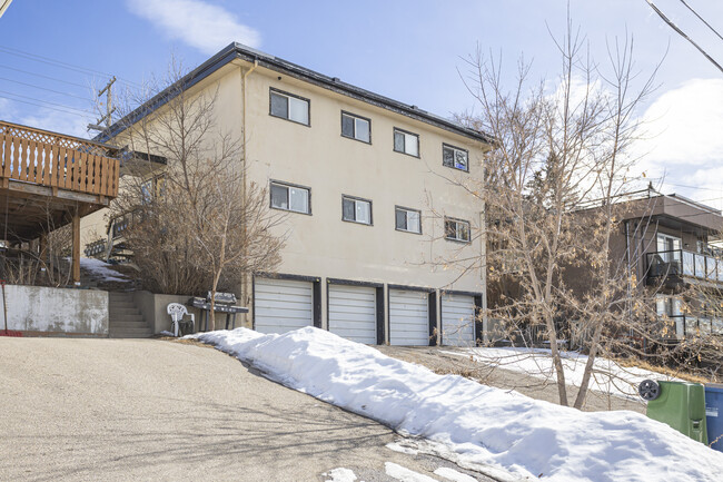 3211 14 St NW in Calgary, AB - Building Photo - Building Photo