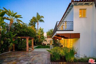 515 N Palm Dr in Beverly Hills, CA - Building Photo - Building Photo