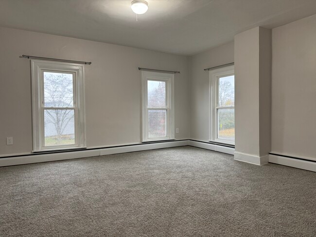 8 Foote St, Unit Upper in Auburn, NY - Foto de edificio - Building Photo