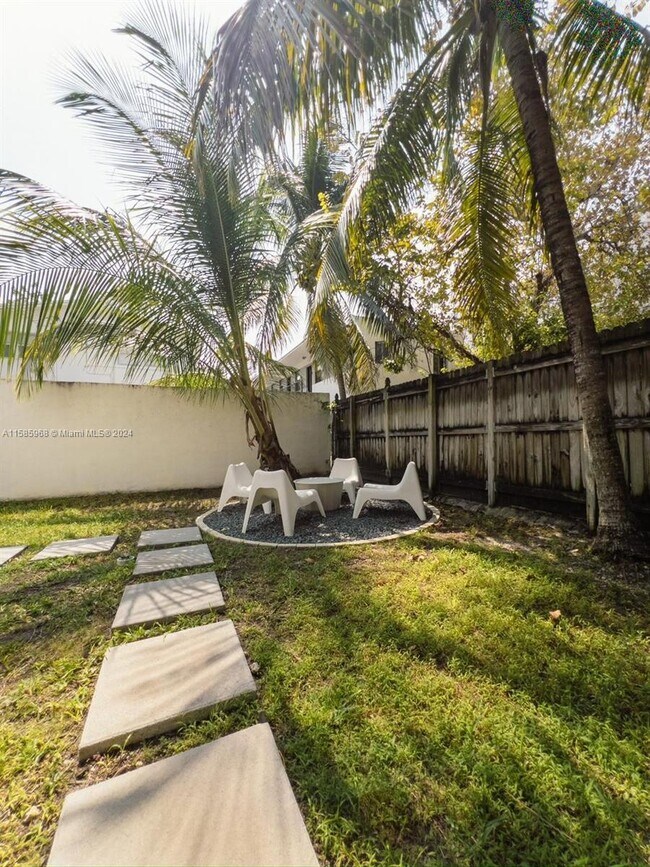 3676 Oak Ave-Unit -3 in Miami, FL - Building Photo - Building Photo