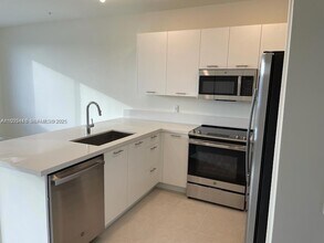 6453 NW 102nd Path, Unit 305 in Doral, FL - Foto de edificio - Building Photo